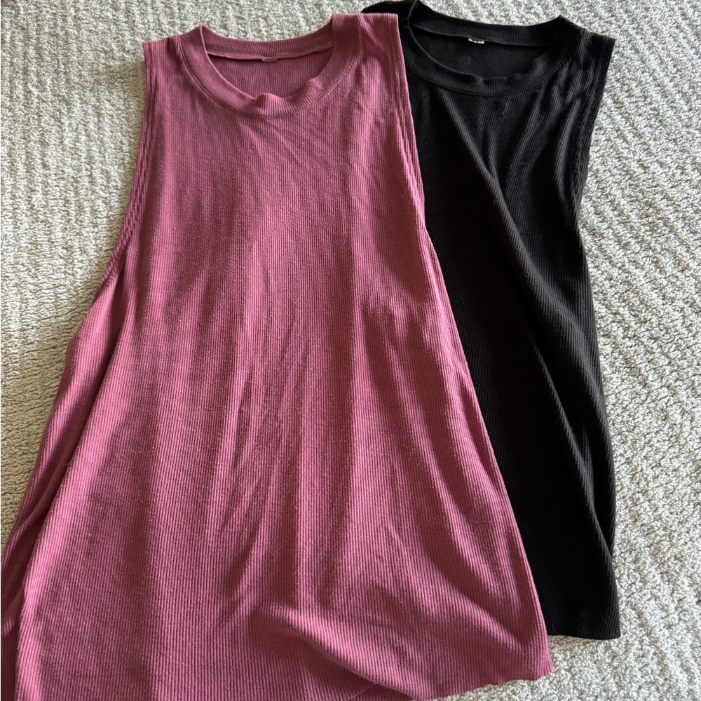 EUC set of 2 Alo Yoga ribbed muscle tees.